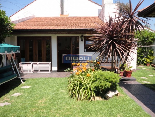 Chalet 2 plantas Los troncos / Guemes 